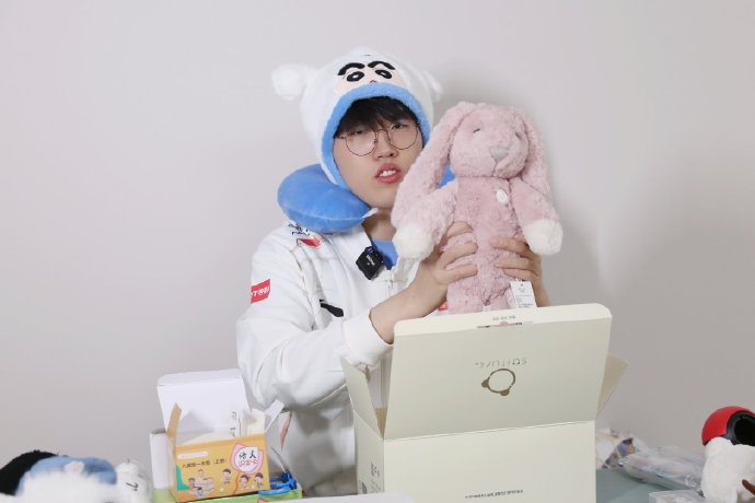 AL分享Kael五周年礼物开箱返图：大家为什莫给我这么多这个狗呀？